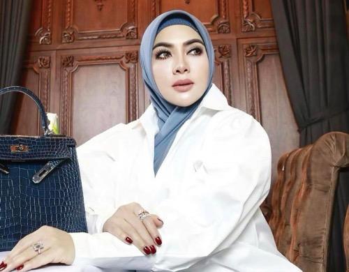 Syahrini berhijab putih Artis tarif endorse mahal. (Foto: instagram)