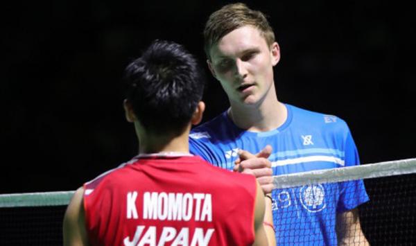 Viktor Axelsen Kento Momota Tunggal putra tuan rumah Viktor Axelsen susah payah melibas Kento Momota (Jepang) pada final Denmark Open 2021, Minggu (25/10/2021) malam WIB. (Foto: BWF)