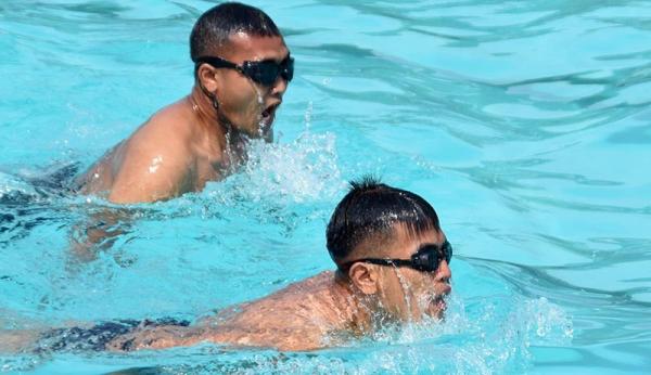 Berenang mengarungi Sungai Kayan