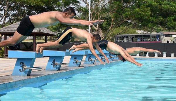 Berenang mengarungi Sungai Kayan