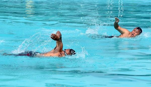 Berenang mengarungi Sungai Kayan