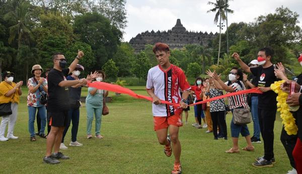 Lari Keliling Candi Borobudur 30 Putaran Tanpa Henti, Pria Ini Ciptakan Rekor