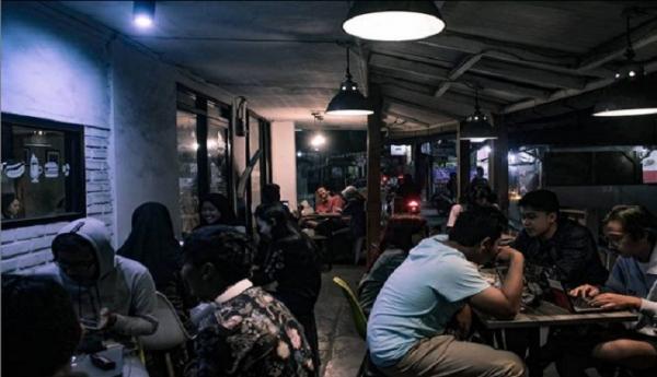 Banyubiru Cafe memiliki suasana yang tenang dan nyaman. (Foto: Instagram/@banyubiru_coffee)
