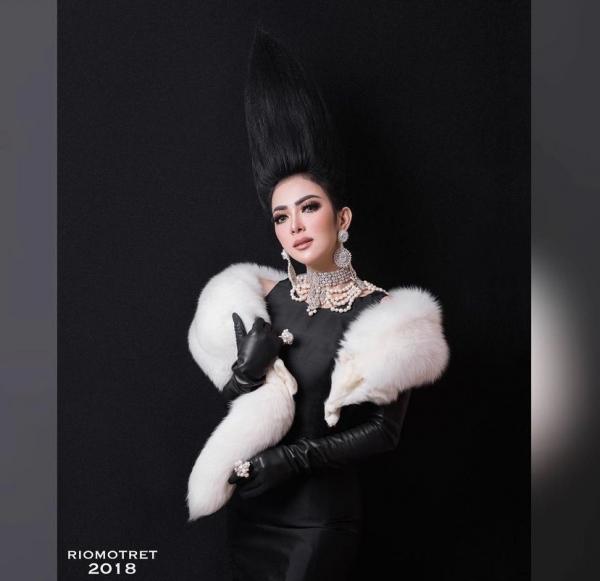 IMG 8452 Fashion ala Syahrini yang selalu heboh dan menjadi trendsetter. (foto: Instagram)
