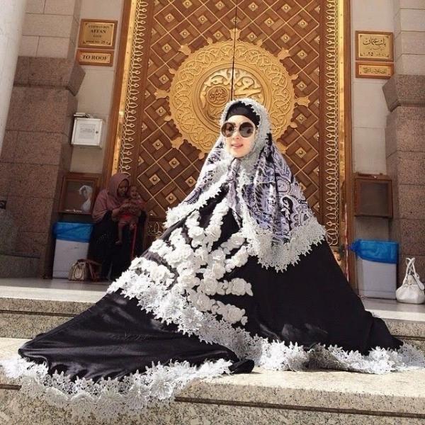 IMG 8454 Fashion ala Syahrini yang selalu heboh dan menjadi trendsetter. (foto: Instagram)