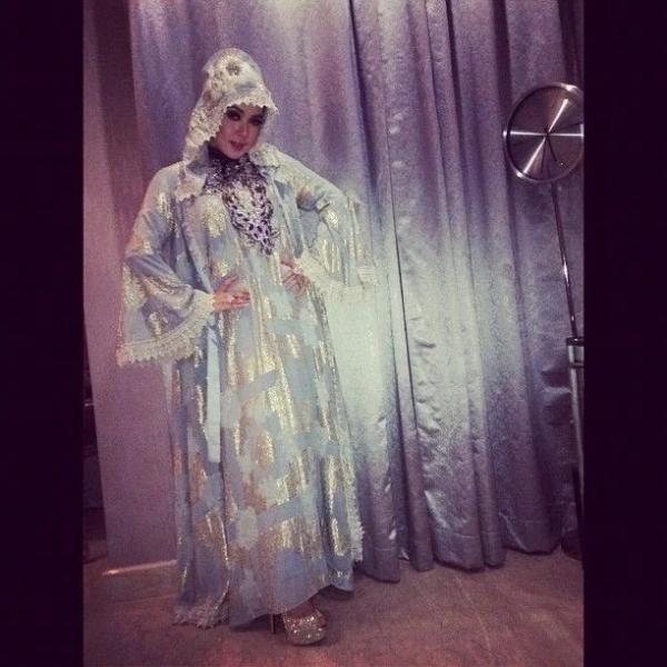 IMG 8455 Fashion ala Syahrini yang selalu heboh dan menjadi trendsetter. (foto: Instagram)