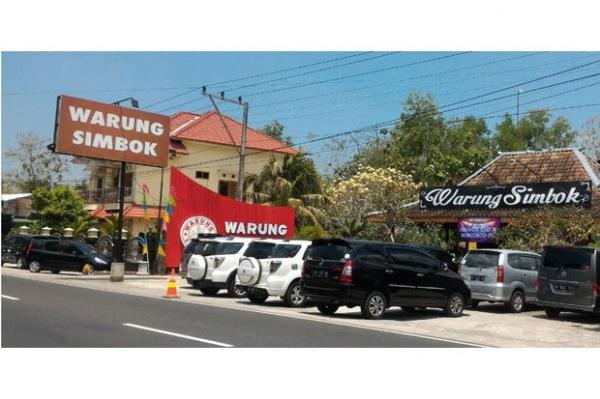 Warung Simbok Menu andalan Warung Simbok yaitu ingkung dan ayam goreng kampung. (Foto : FB Warung Simbok)