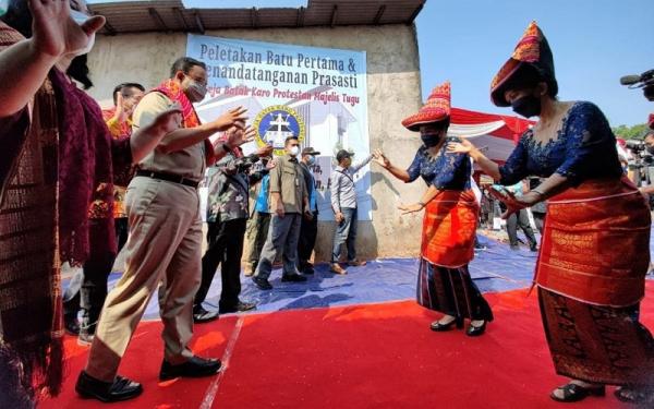 Momen Anies Melandek Saat Peletakan Batu Pertama Pembangunan Gereja ...