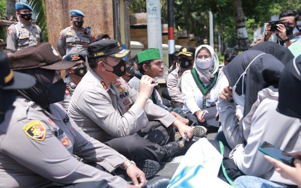 Cara Humanis Kapolda NTB Temui Massa HMI, Duduk Santai Sambil Bersilah (Foto: Dok Polda NTB)