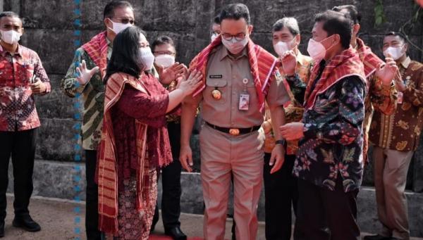Gubernur DKI Jakarta Anies Baswedan di GBKP Tugu Gubernur DKI Jakarta Anies Baswedan mendapat kain khas uis saat menghadiri peletakan batu pertama pembangunan Gereja Batak Karo Protestan (GBKP) Tugu, Jakarta Utara, Selasa (26/10/2021). (Foto: Istimewa/Instagram Anies Baswedan)