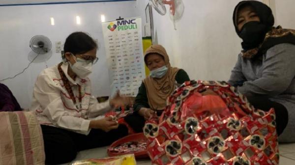 MNC Peduli bersama MNC Sekuritas menyelenggarakan program Corporate Social Responsibility (CSR) di kawasan Kelurahan Sumur Batu, Kecamatan Bantargebang, Kota Bekasi, Selasa (26/10/2021). (Foto: Jonathan Nalom).