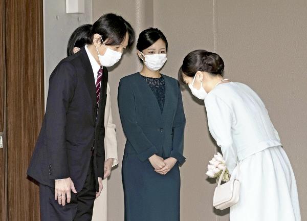 Putri Mako (kanan) saat berpamitan dengan orang tuanya, Pangeran Akishino dan Putri Kiko, serta adiknya Putri Kako, meninggalkan kediaman mereka di Akasaka Estate, Tokyo, Selasa (26/10/2021). (Foto: Reuters) 