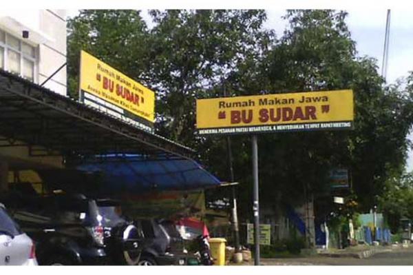 Rumah Makan Bu Sudar Rumah Makan Jawa “Bu Sudar” berada Jalan Taman Bhakti Jeruksari, kecamatan Wonosari, Gunungkidul. ( Foto : Ist)