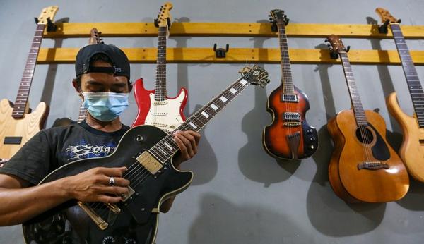 27 Sin Gitar Listrik 2 Rekomendasi kado natal, gitar listrik (Sindonews)