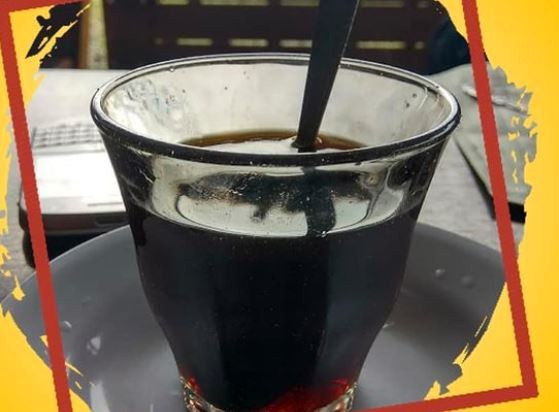 Kopi hitam khas Aceh salah satu menu andalan di Keniyo Kupi Aceh Barat. (Foto: Instagram)