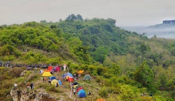 Bukit Larangan Gresik ini bisa jadi pilihan untuk camping bersama teman-teman. (jadipergiblogspot).