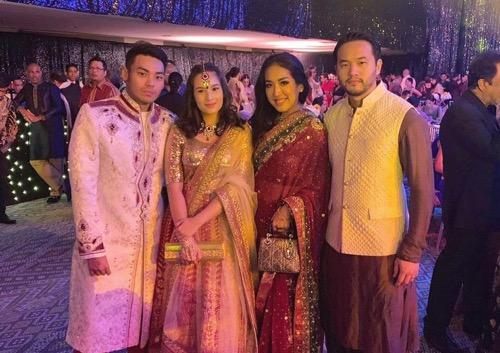 Chelsea Islan Chelse Islan bersama Rob dan teman-temannya saat kondangan bertema India.