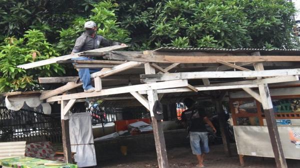 DEDI MULYADI BERSITEGANG1 Warung di depan kantor Baznas Purwakarta yang diperbaiki oleh Dedi Mulyadi. (Foto: istimewa)