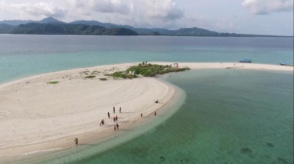 Pemangan pulau Noko Gresik begitu indah, cocok untuk camping. (Foto: disbudpargresik).