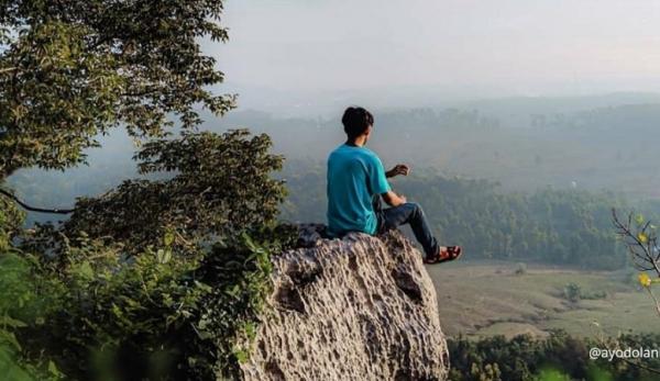 Bukit Surowiti memiliki hawa sejuk, cocok untuk camping. (disbudpargresik).