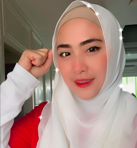 Screen Shot 2021 10 28 At 19 47 55 Artis cantik menikah dengan ustaz dan hidup bahagia. (Foto: Instagram)