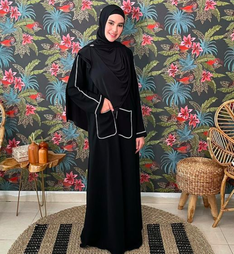 Artis cantik menikah dengan ustaz dan hidup bahagia. (Foto: Instagram)