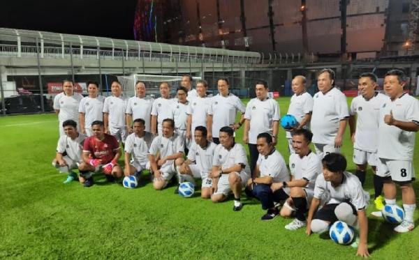 anies resmikan lapangan jis Gubernur DKI Jakarta Anies Baswedan dan Wagub DKI Jakarta Ahmad Riza Patria terlibat pertandingan eksebisi antara Pemprov DKI Jakarta dan DPRD DKI Jakarta di Lapangan Latihan JIS, Kamis (28/10/2021) malam. (Foto: Istimewa)