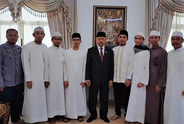 Andi Purnomo Imam Masjid Andi Purnomo (keempat dari kanan) bersama Duta Besar RI untuk Persatuan Emirat Arab di Abu Dhabi, H.E. Husin Bagis. (Foto: Humas Pemkab Tegal)