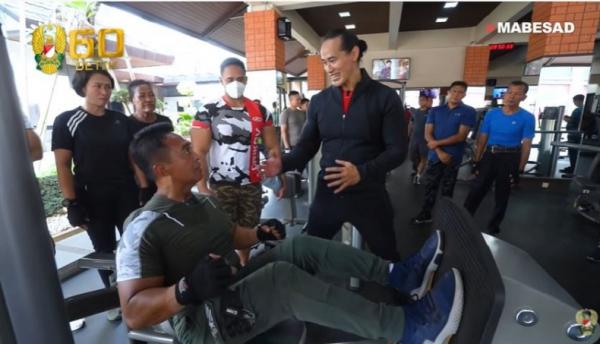 KSAD Jenderal TNI Andika Perkasa dan binargawan Ade Rai melakukan olahraga bersama di Fitness Center Mabesad, Jakarta Pusat. (Foto akun Youtube TNI AD).