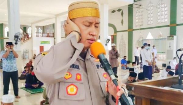 Kapolres Enrekang AKBP Andi Sinjaya saat melaksanakan syiar kamtibmas di Masjid Agung Enrekang. (Foto: ist)