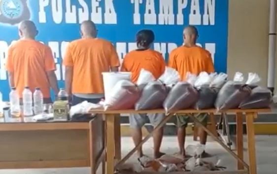Empat tersangka pembuat madu palsu bersama barang bukti diamankan Polsek Taman, Pekanbaru, Riau. (Foto: iNews TV/Muhammad Yusuf)