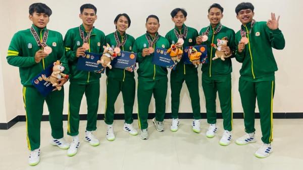 Anak petani Hendri Muhammad Hendri Firdaus bersama rekan Tim Hoki saat PON Papua XX (Agus Ismanto/MNC Portal)