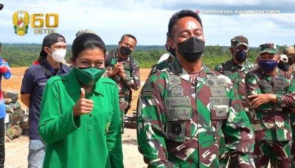 KSAD Jenderal TNI Andika Perkasa tertawa saat mendengar prajurit TNI AD menawarkan kopi ke personel US Army. (Foto akun Youtube TNI AD).