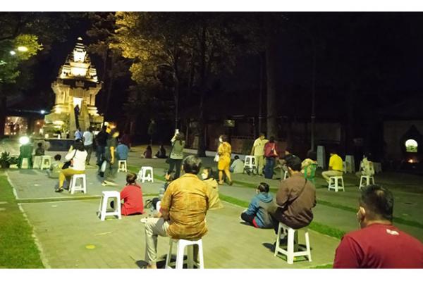 gereja ganjuran bantul Para pengunjung (peziarah) sedang berdoa di kompleks Candi HKTI Ganjuran, Bambanglipuro, Bantul. (Foto : MNC Portal/Priyo Setyawan)