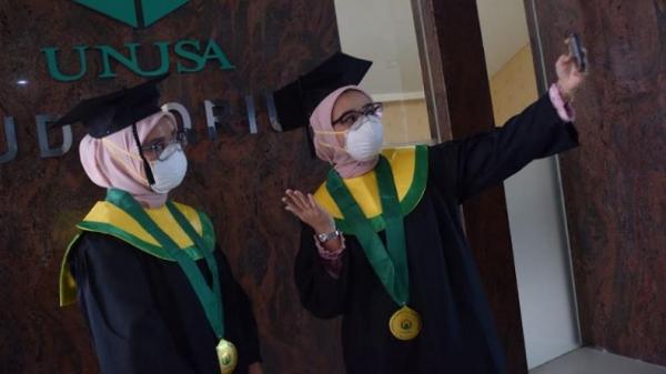 mahasiswi kembar cantik Unusa Vera Saskia Prima Salsabila dan Vena Saskia Prima Saffanah, mahasiswi Pendidikan Dokter angkatan 2017 yang diwisuda bersamaan, Sabtu (30/10/2021). (Foto: MPI/Ali Masduki)