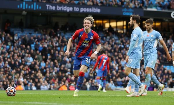 Manchester City kalah saat menjamu Crystal Palace pada lanjutan Liga Inggris 2021/2022. Sepuluh pemain Man City kalah 0-2 atas Crystal Palace. (foto: REUTERS)