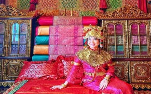 Pakaian adat Palembang yang mewah dan anggun. (Foto: Ilustrasi/Ist)