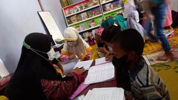 Aktivitas belajar mengajar di Rumah Cerdas Madin Estu Panggugah di Kampung Weden, Desa Mojolegi, Kecamatan Teras, Kabupaten Boyolali. Foto: iNews.id/Ary Wahyu Wibowo.