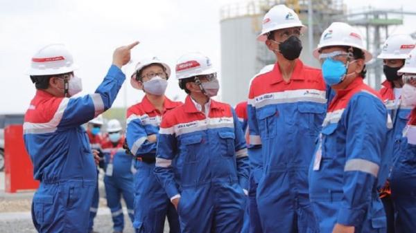 Wakil Menteri BUMN I Pahala Mansury kunjungan kerjanya ke proyek pngembangan lapangan unitisasi gas Jambaran Tiung Biru (JTB). (foto: ist)