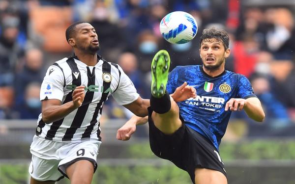 Bek Inter Milan, Andrea Ranocchia (kanan) menghalau bola dari terjangan pemain Udinese Beto dalam laga Liga Italia 2021/2022 di Stadion San Siro, Minggu (31/10/2021). (Foto: REUTERS/Daniele Mascolo)