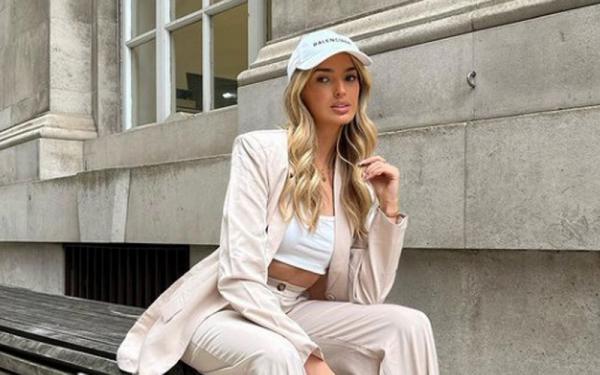 Pesona Sasha Attwood begitu luar biasa. Paras cantik sang model membuat pemain termahal Liga Inggris terpikat. (Foto: Instagram/sasha_rebecca)