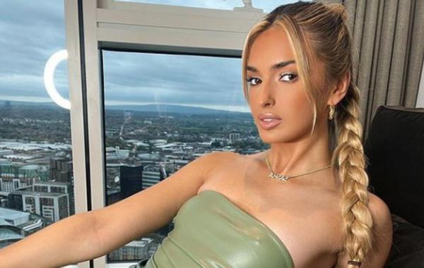 Pesona Sasha Attwood begitu luar biasa. Paras cantik sang model membuat pemain termahal Liga Inggris terpikat. (Foto: Instagram/sasha_rebecca)