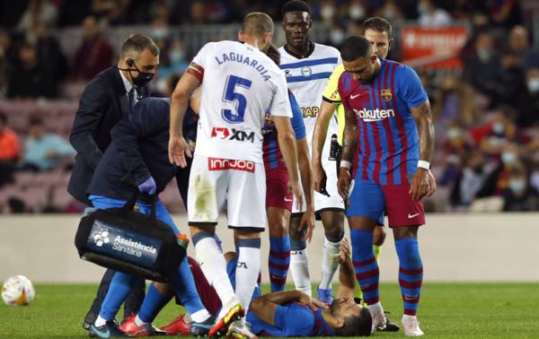 Sergio Aguero Sergio Aguero diganti di babak pertama saat Barcelona vs Deportivo Alaves pada jornada ke-12 Liga Spanyol, Minggu (31/10/2021) dini hari WIB. Ini penyebabnya. (Foto: REUTERS/Albert Gea)