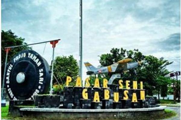 Pasar Seni Gabusan berada di Jalan Parangtritis, Gabusan, Seon Bantul. Di tempat ini selalu ramai penjual aneka jajanan utamanya di sore hari hingga malam. (Foto:  @pasarsenigabusanbantul)
