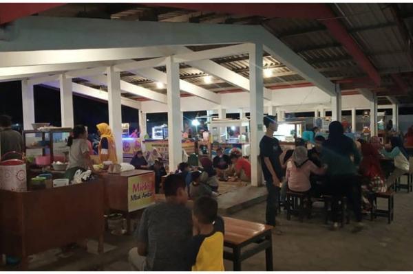 Taman Kuliner Angkruksari Taman Kuliner Angkruksari lokasinya di bekas Pasar Angkrungsari, Donotirto, Kretek Bantul. (Foto : @murahenakwareg)