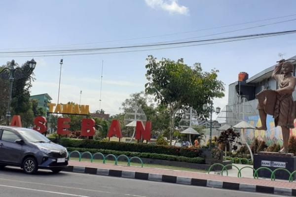 Taman PAseban Alun-Alun Paseban menjadi lokasi favorit anak-anak untuk bermain. Di lokasi ini juga banyak aneka jajanan dijual. (Foto : iNews.id /Ainun Najib)