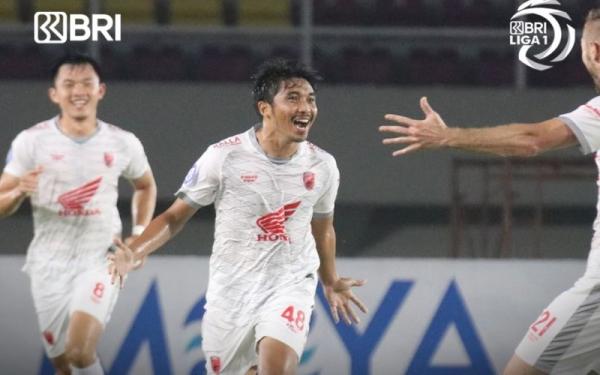 Gelandang PSM Makassar, M Arfan Gelandang PSM Makassar, M Arfan (tengah) merayakan gol yang dicetaknya ke gawang Persita Tangerang dalam laga Liga 1 2021/2022 di Stadion Manahan, Solo, Senin (1/11/2021). (Foto: Twitter/@Liga1Match)
