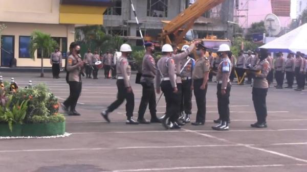 Kapolda Lampung Irjen Pol Hendro Sugiatno memimpin apel upacara Pemberhentian Tidak Dengan Hormat (PTDH) kepada Bripka Irfan (Andres Afandi/MNC Portal)