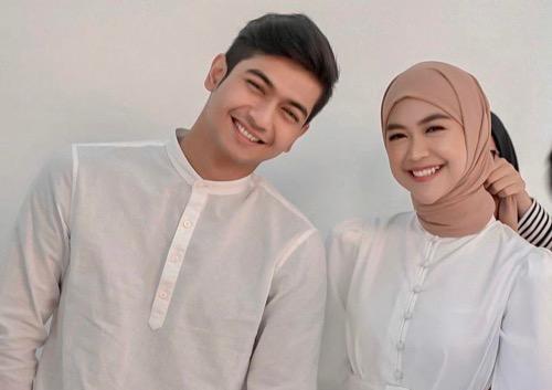 Ria Ricis dan Teuku Ryan kompak paki baju putih.