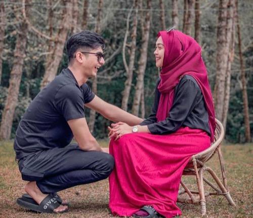 Ria Ricis dan Teuku Ryan tertawa bersama.